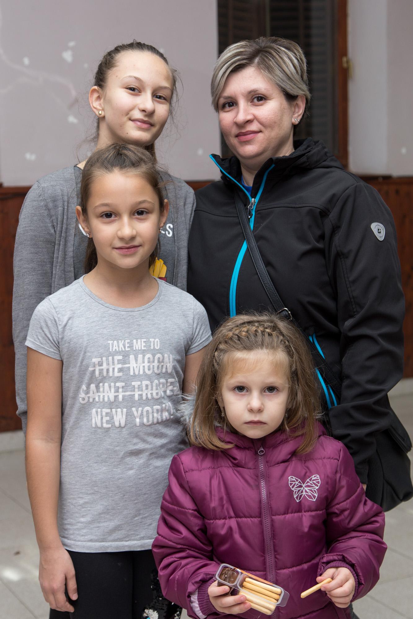 Melina Mujkanović s kćerkama - Avaz