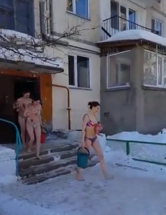 Majke u kupaćim kostimima: Po snijegu izlaze napolje sa svojim bebama - Avaz
