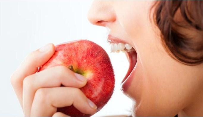 Uz pomoć vode i sode bikarbone, provjerite je li jabuka hemijski tretirana