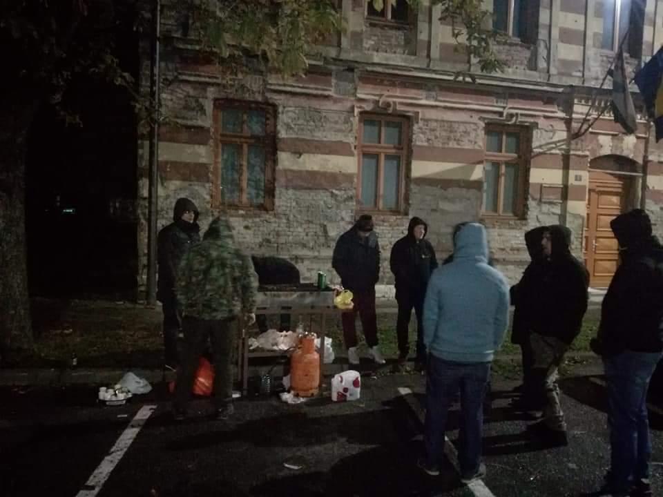 Nezadovoljni poljoprivrednici prenoćili uz vatru u centru Odžaka - Avaz