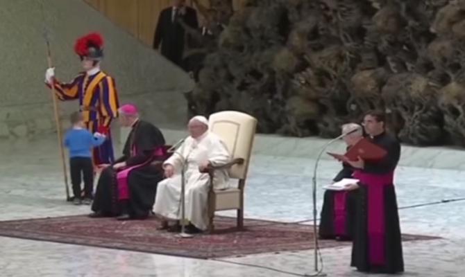 Neobičan događaj u Vatikanu: Šestogodišnjak prekinuo Papu