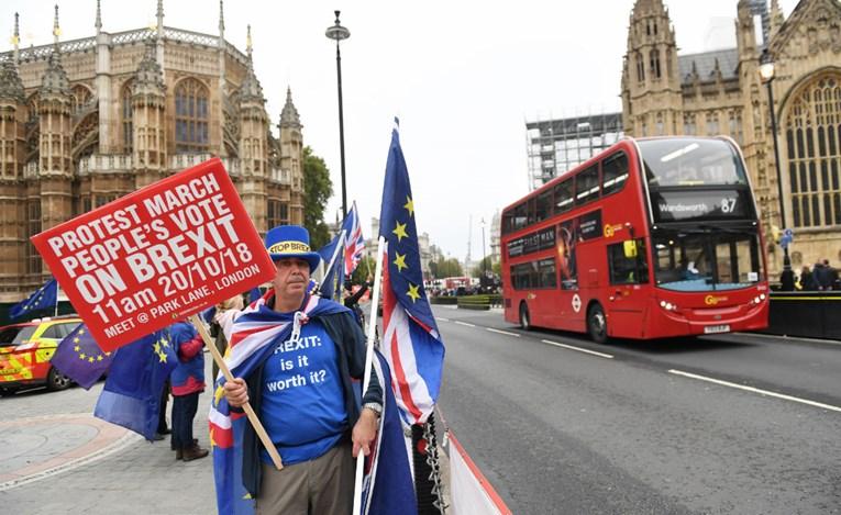 Britanski zastupnici predali milion glasova za novi referendum o Brexitu