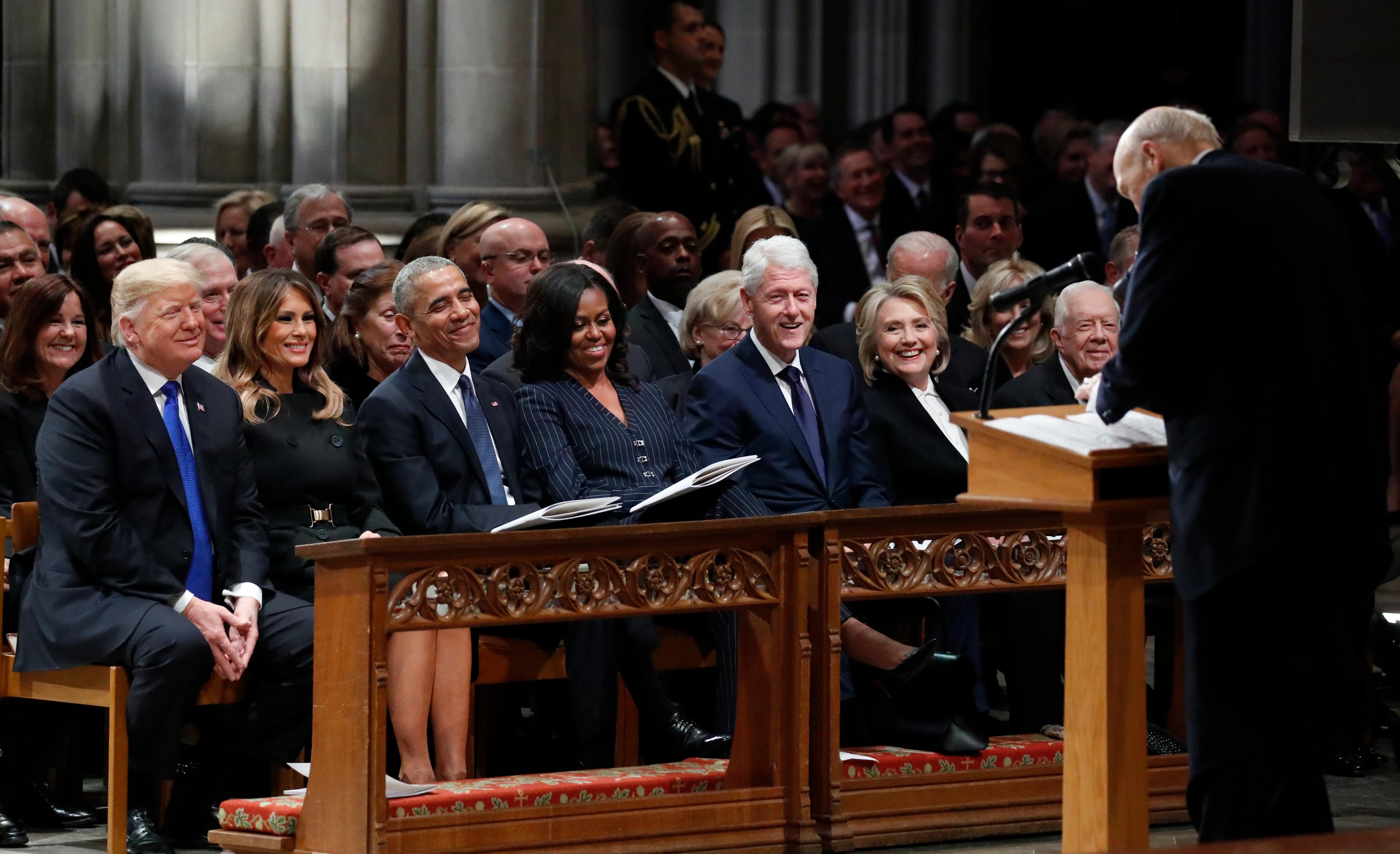 Šta je Džordž Buš izvadio iz džepa i dao Mišel Obami na očevoj sahrani