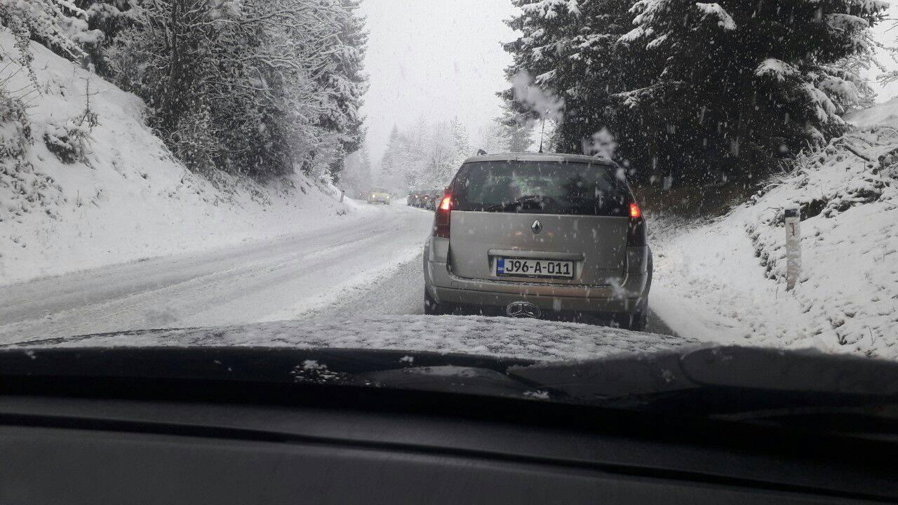 Problemi zbog snijega na bh. cestama, kolona vozila na Nišićima