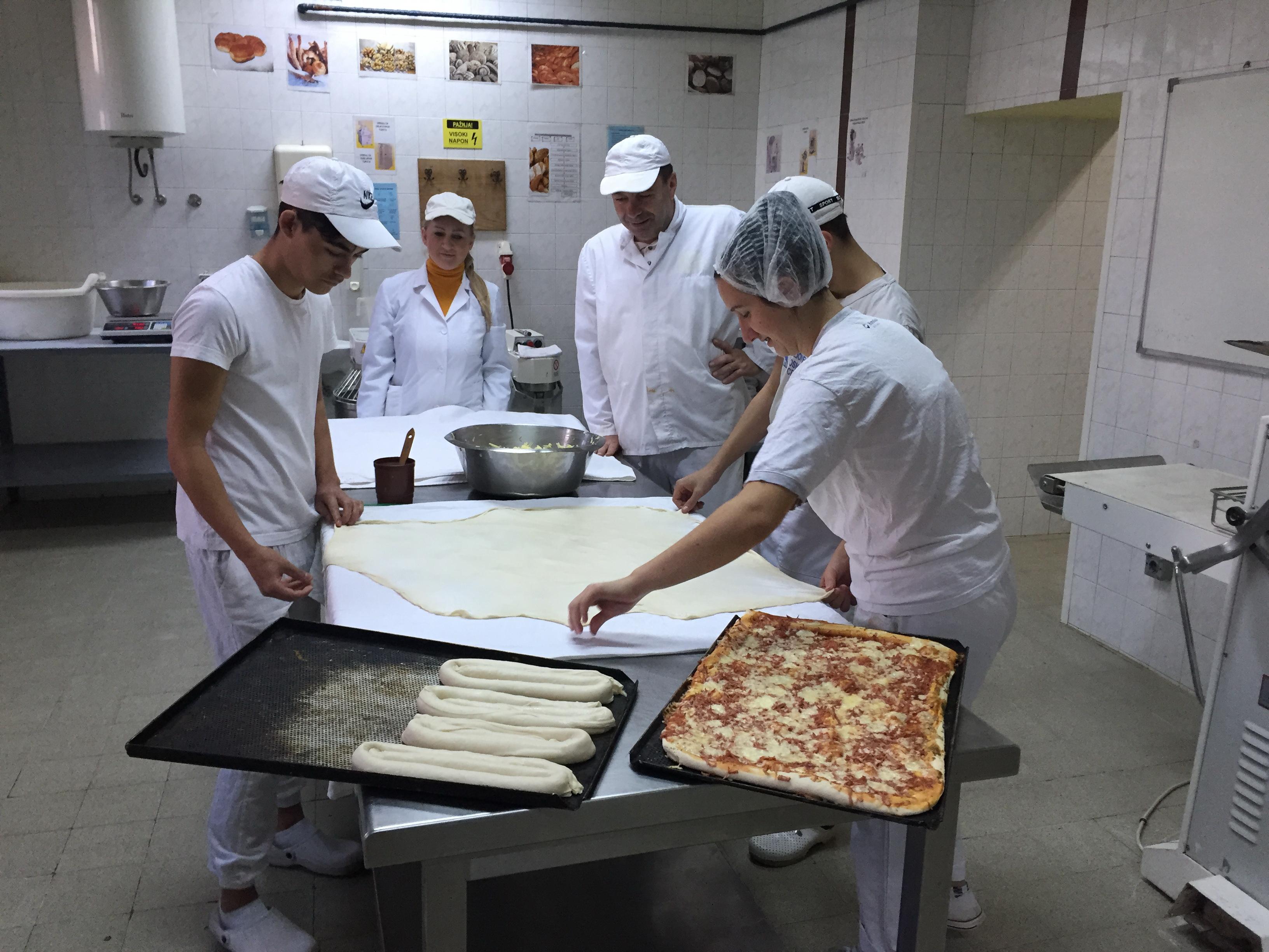 Đaci prave pitu u školskoj pekari - Avaz