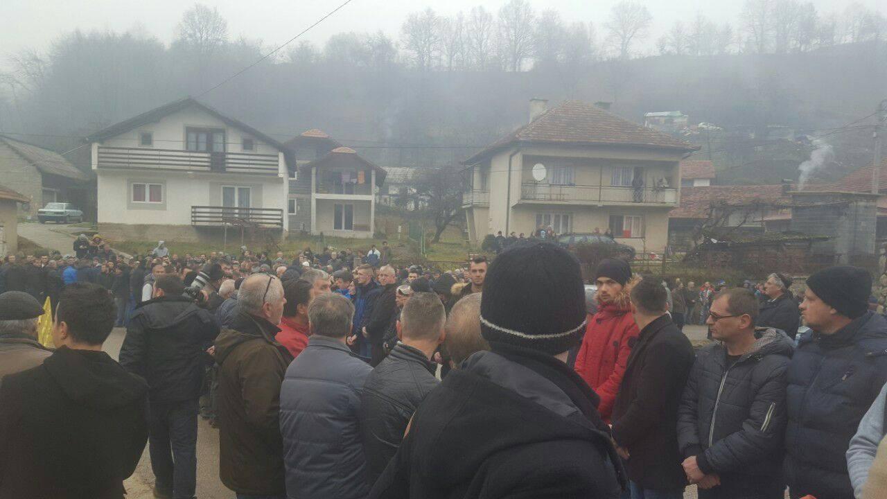 Tuga u Novom Travniku: Klanjana dženaza tragično nastradalima Azri Hajrić i njenoj kćerki Almi