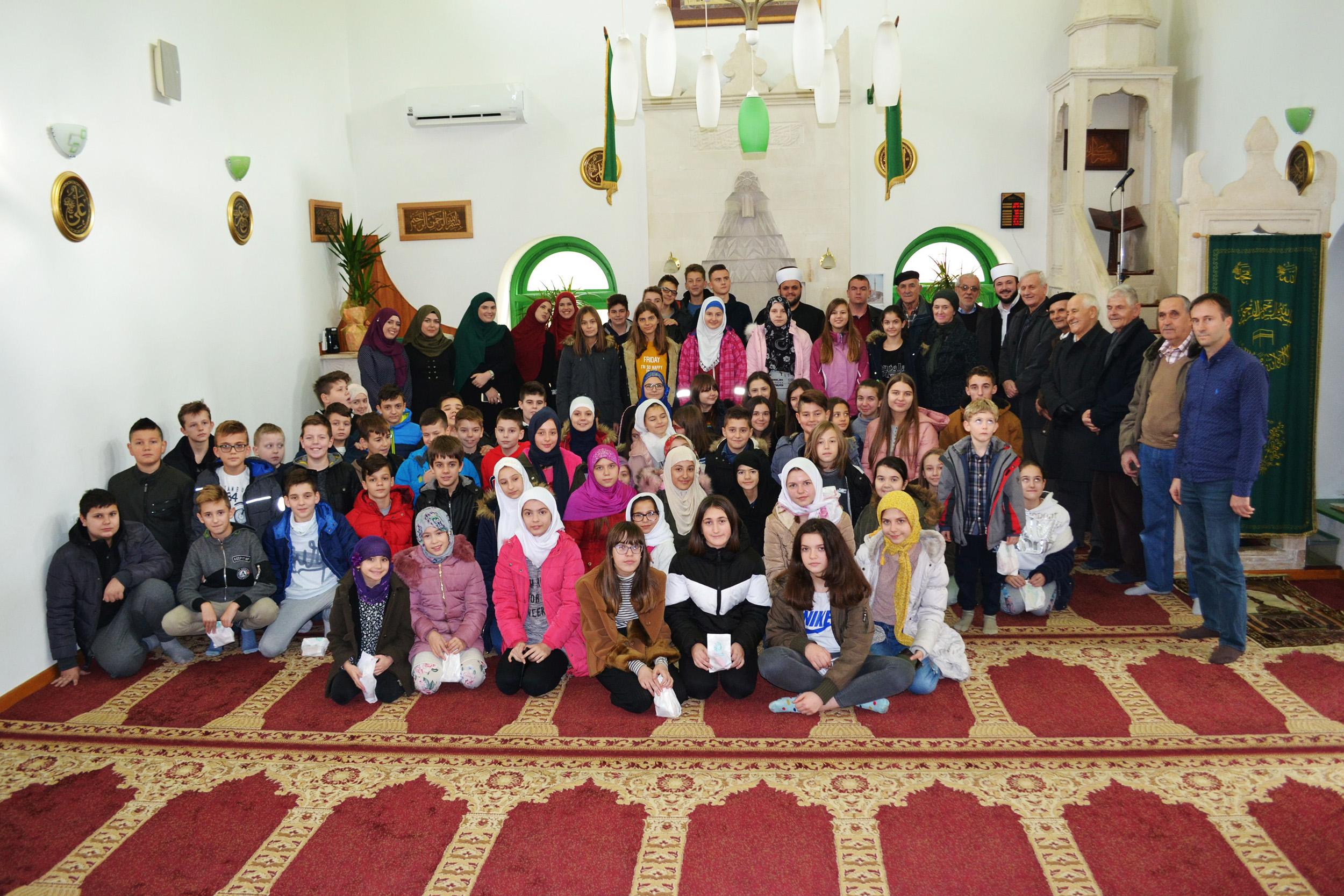 Učenici Četvrte osnovne škole u džamiji: Isti program bit će i u crkvi - Avaz