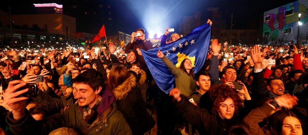Slavlje na ulicama Prištine nakon formiranja kosovske vojske