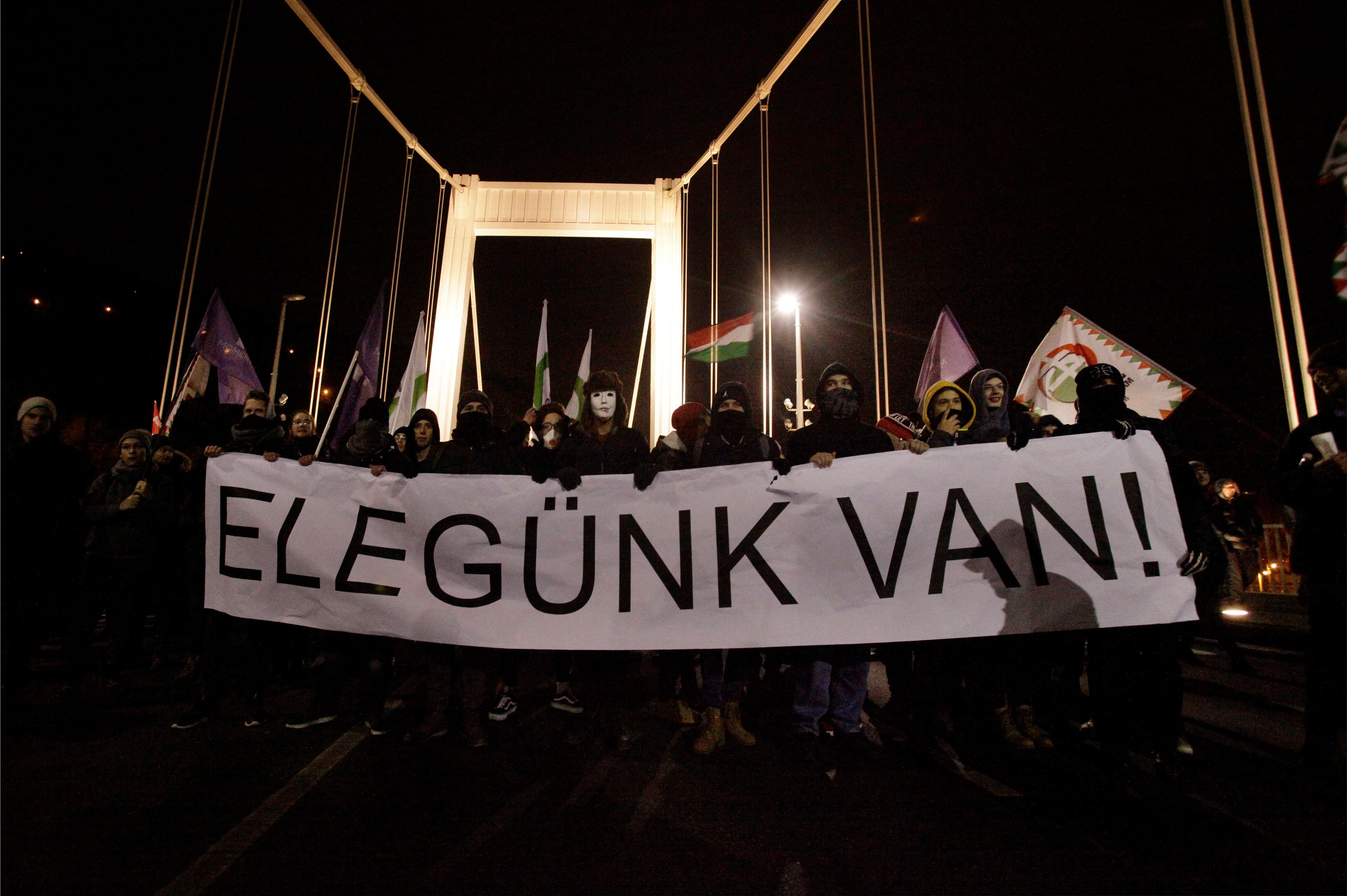 Budimpešta: Demonstranti sa natpisima na ulicama - Avaz