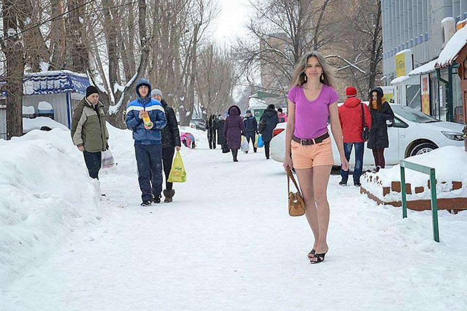 Ruskinja na - 30 stepeni hoda gradom u ljetnim haljinama