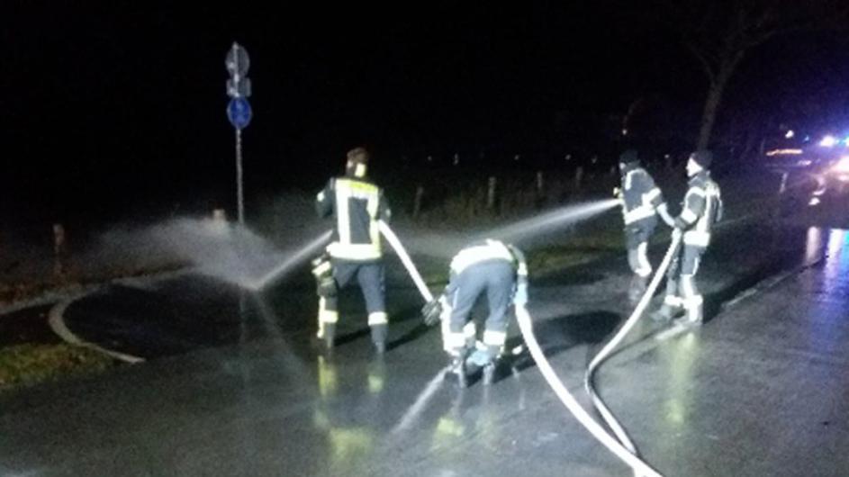 Dvadeset vatrogasaca i nepoznata količina soli i vode bili su potrebni da se cesta očisti - Avaz