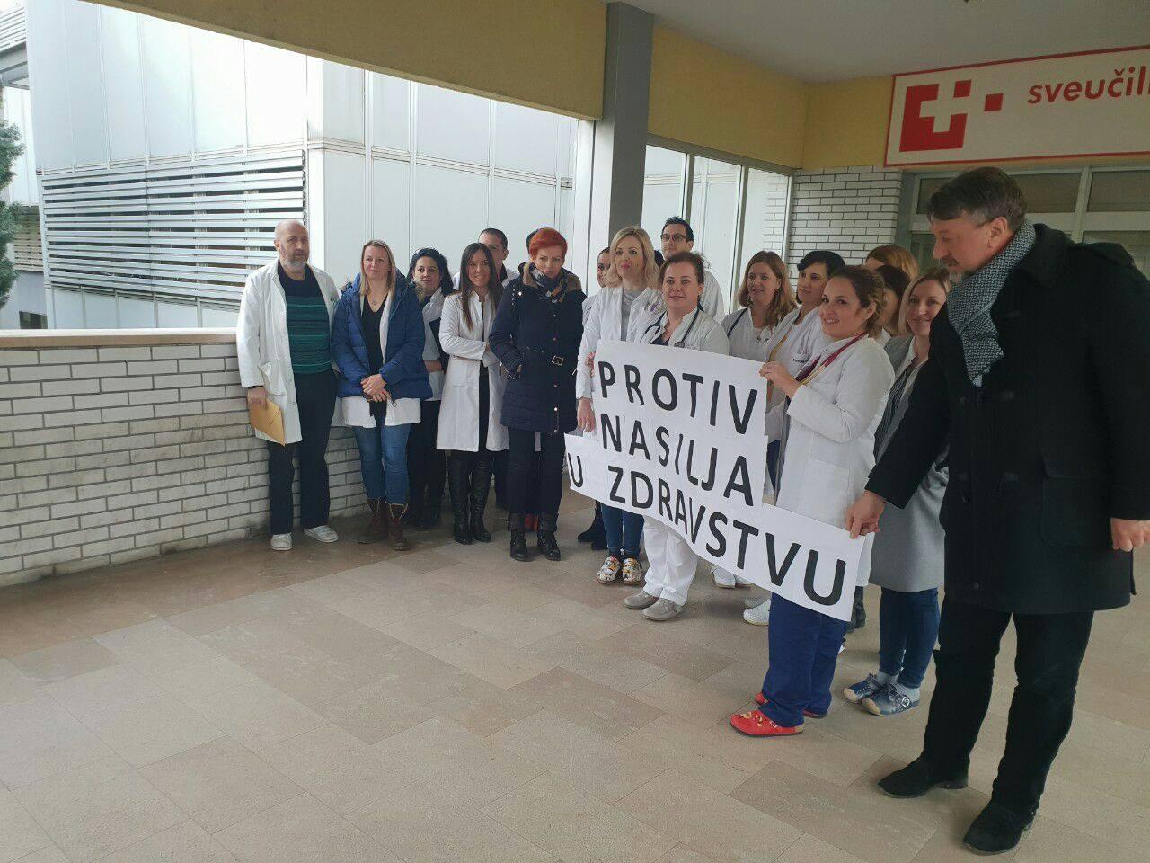Ljekari nosili transparent "Protiv nasilja u zdravstvu" - Avaz