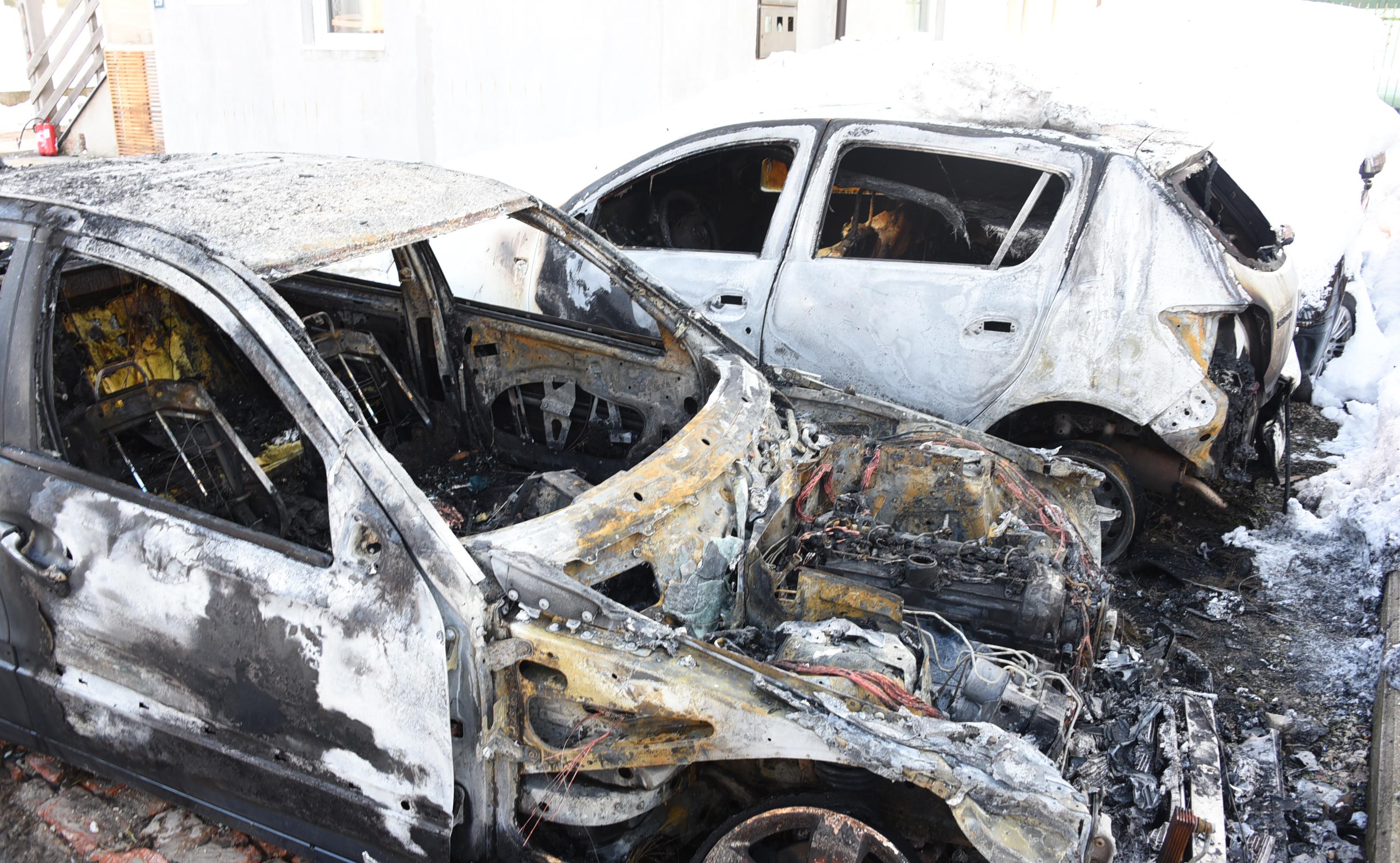 Izgorjela četiri automobila na Ilidži