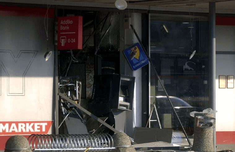 Uništeni bankomat - Avaz