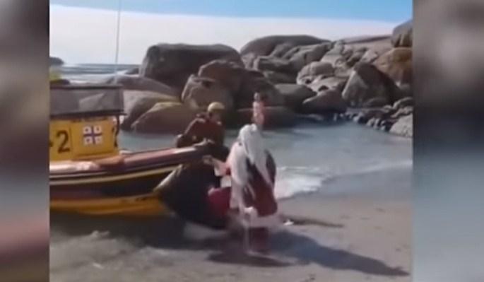 Najsmotaniji Djeda Mraz na svijetu: Htio šmekerski iskočiti iz čamca, ali se malo zanio