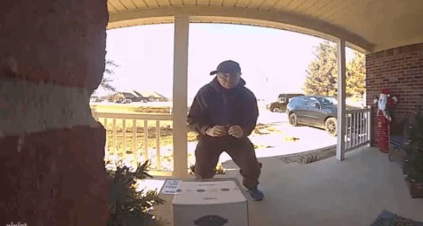 Poštar zaplesao ispred ulaza, snimala ga kamera pa postao hit