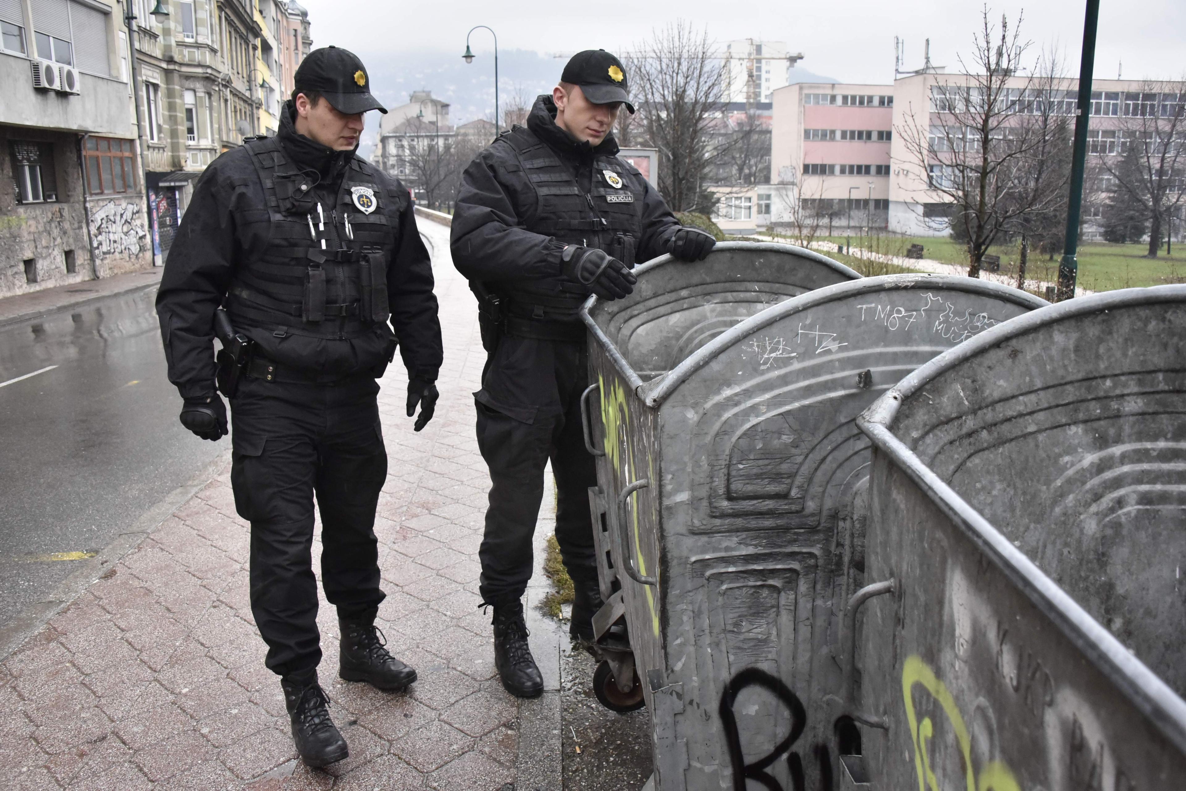 Policajci pored kontejnera u kojem su pronašli bebu - Avaz