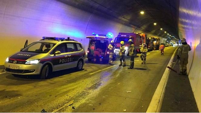 Drama:  Bosanac zbog zastoja u saobraćaju zaustavio automobil na sredini tunela - Avaz