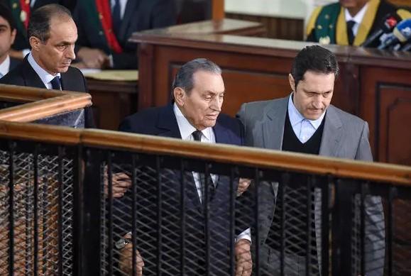 U odijelu i sa štapom za hodanje, Mubarak je u sudnicu ušao uz svoja dva sina - Avaz