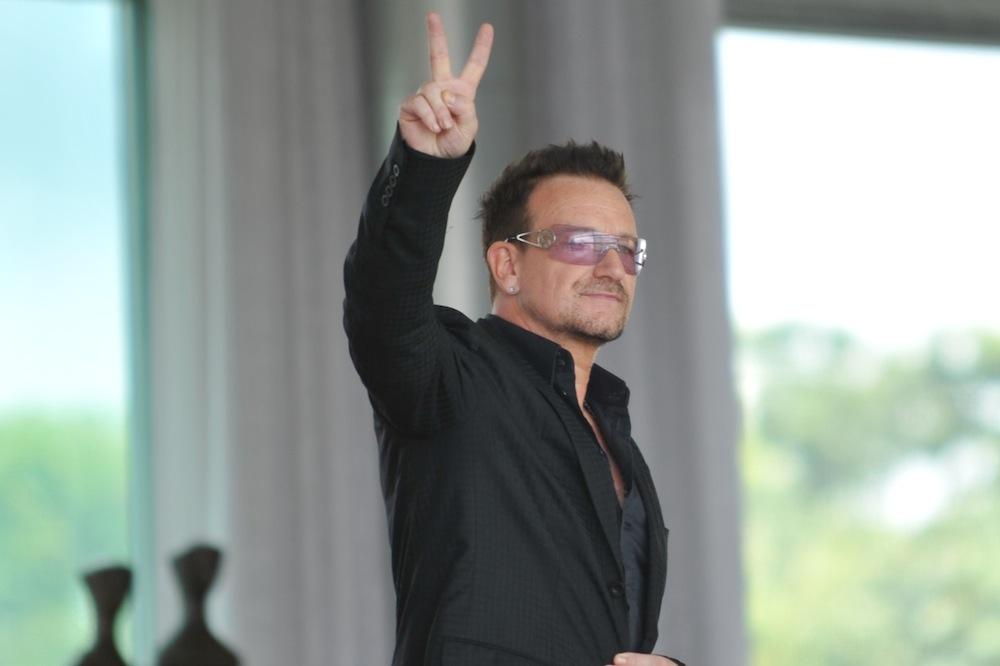 Bono Voks humanista: Pjevač U2 povodom božićnih praznika pjevao za beskućnike
