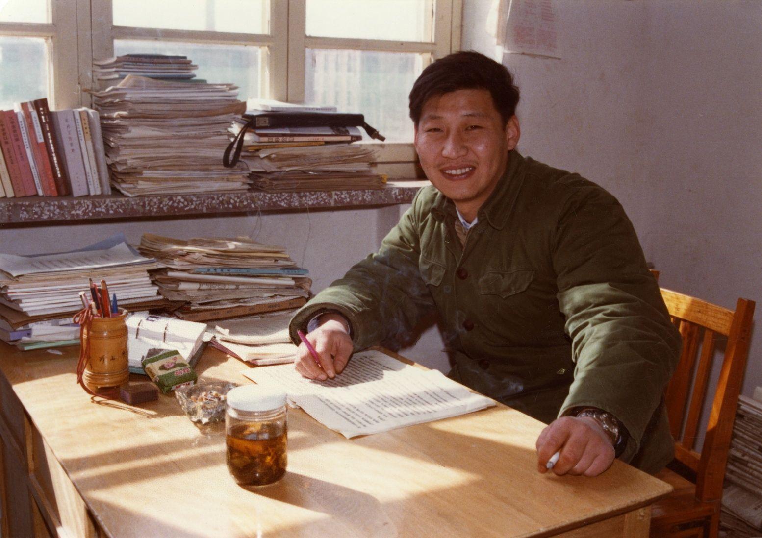 Slika uslikana 1983. godine pokazuje Đinpinga u svojoj kancelariji u Zhengding okrugu, sjeverna Habei provincija u Kini - Avaz