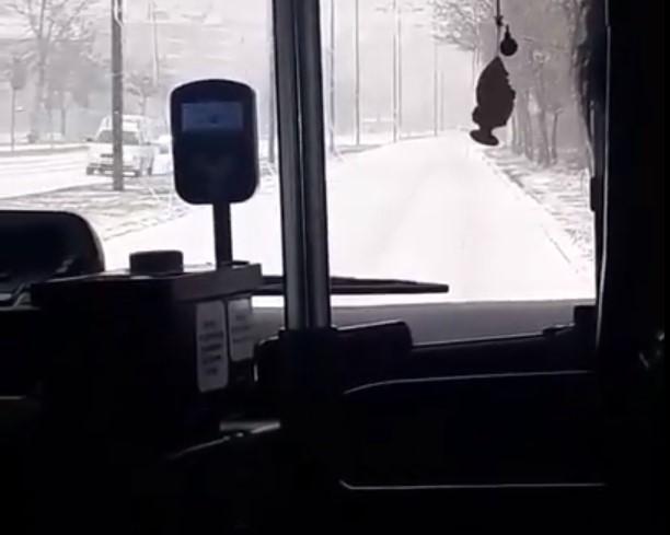Pogledajte "nevjerovatnu" brzinu autobusa u Sarajevu nakon što je pao centimetar snijega
