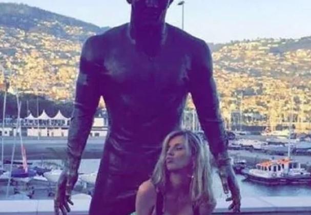 Nije prvi put da se jedna Ronaldova statua našla u centru pažnje - Avaz