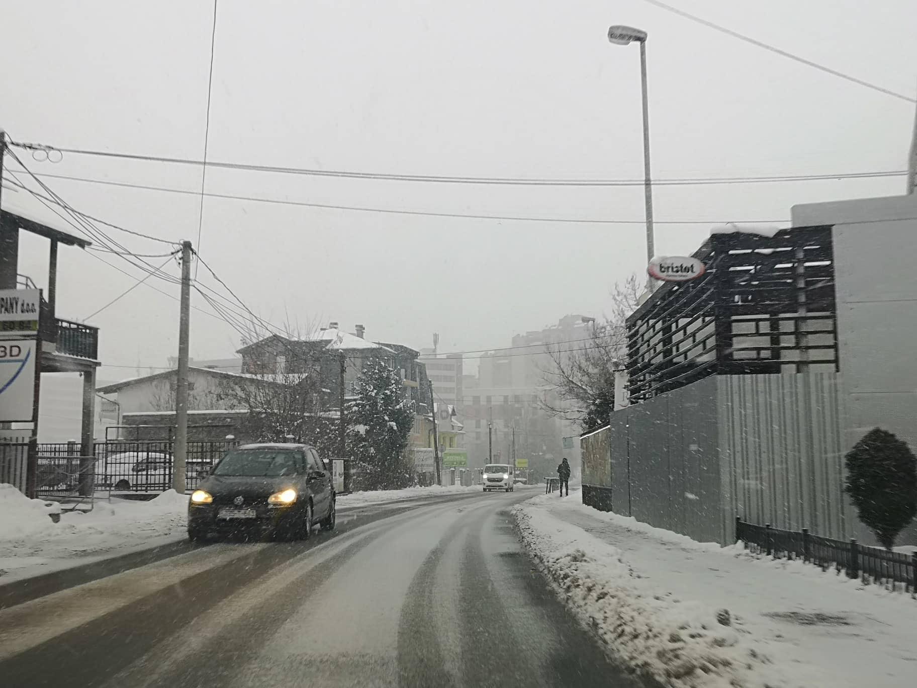 U Sarajevu neprestano pada snijeg, ulice neočišćene: Aviosaobraćaj se odvija bez problema