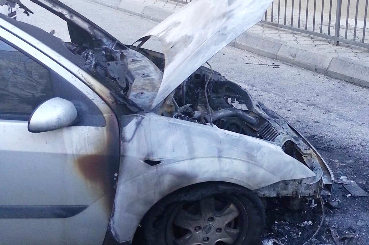 Automobil koji je izgorio - Avaz