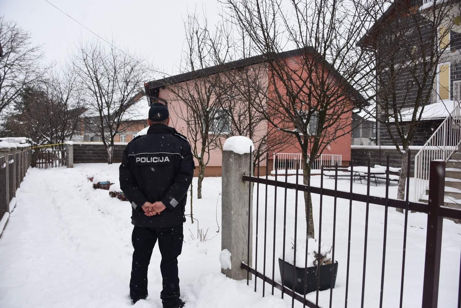 Policija i jučer bila ispred kuće u kojoj se dogodio zločin - Avaz