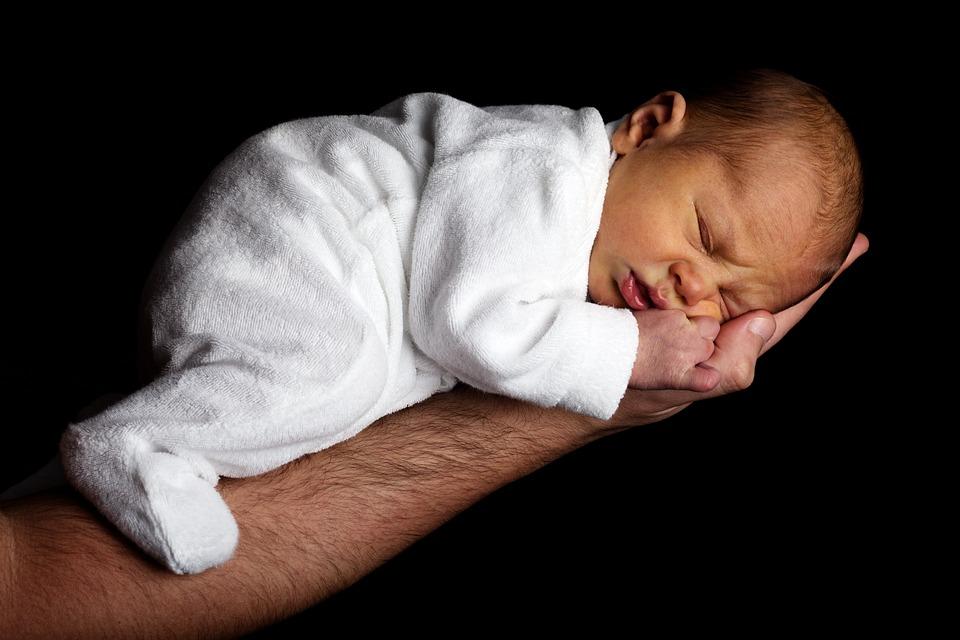 Kod beba rođenih prije vremena koža je prekrivena bjeličastim paperjastim dlačicama - Avaz