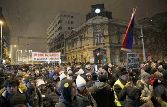 Desetine hiljada osoba na ulicama Beograda: Ova zemlja je za nas, a ne za lopove i prevarante