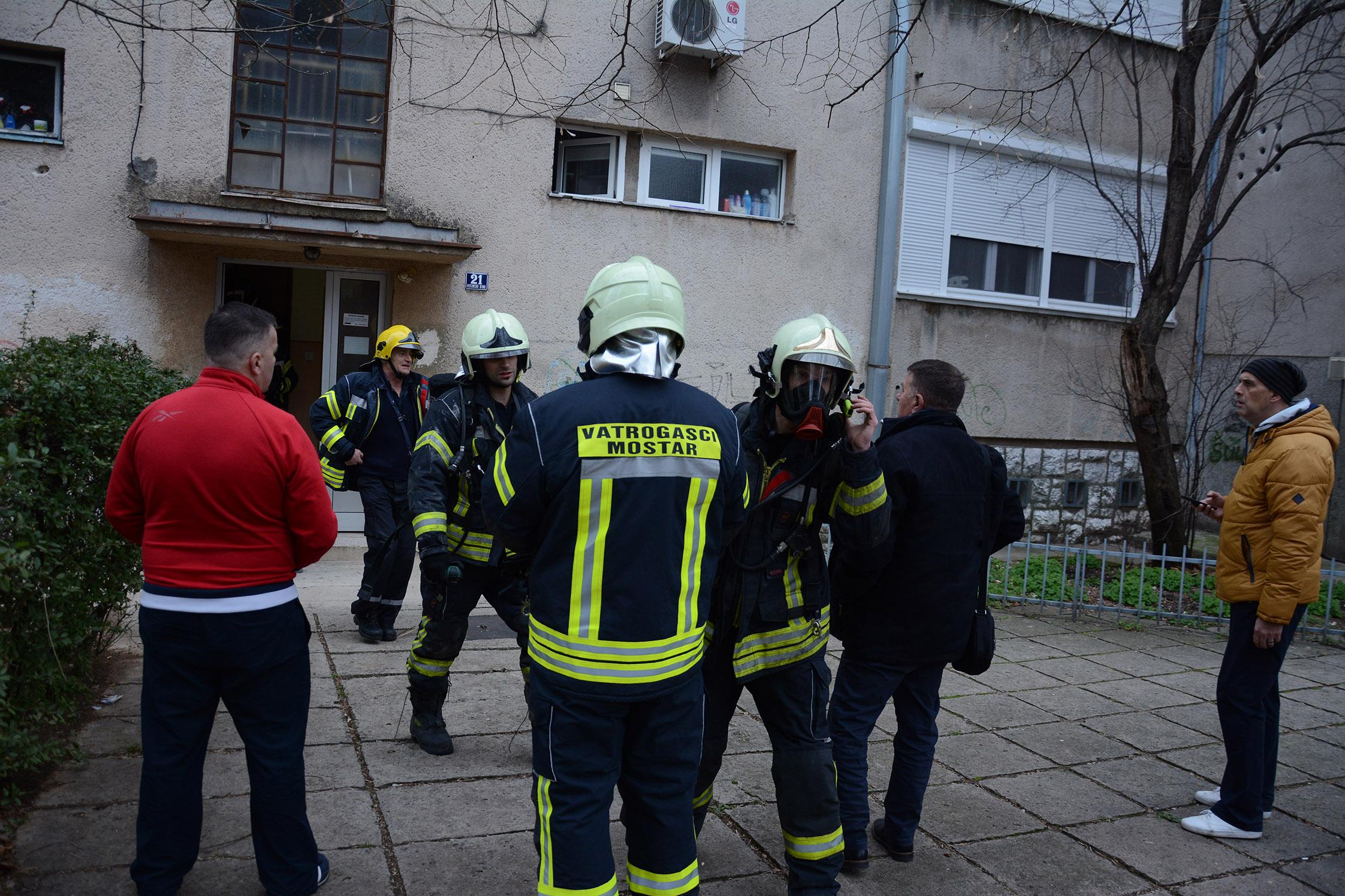 Vatrogasci napuštaju stambenu zgradu - Avaz