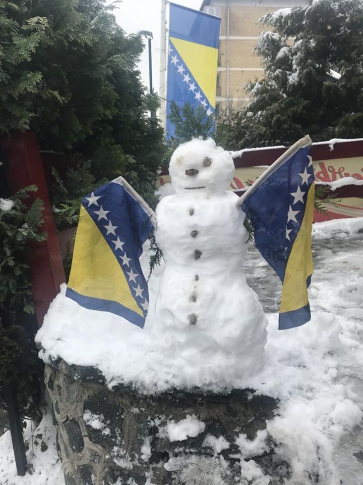 Snješko Bijelić ispred jednog sarajevskog kafića
