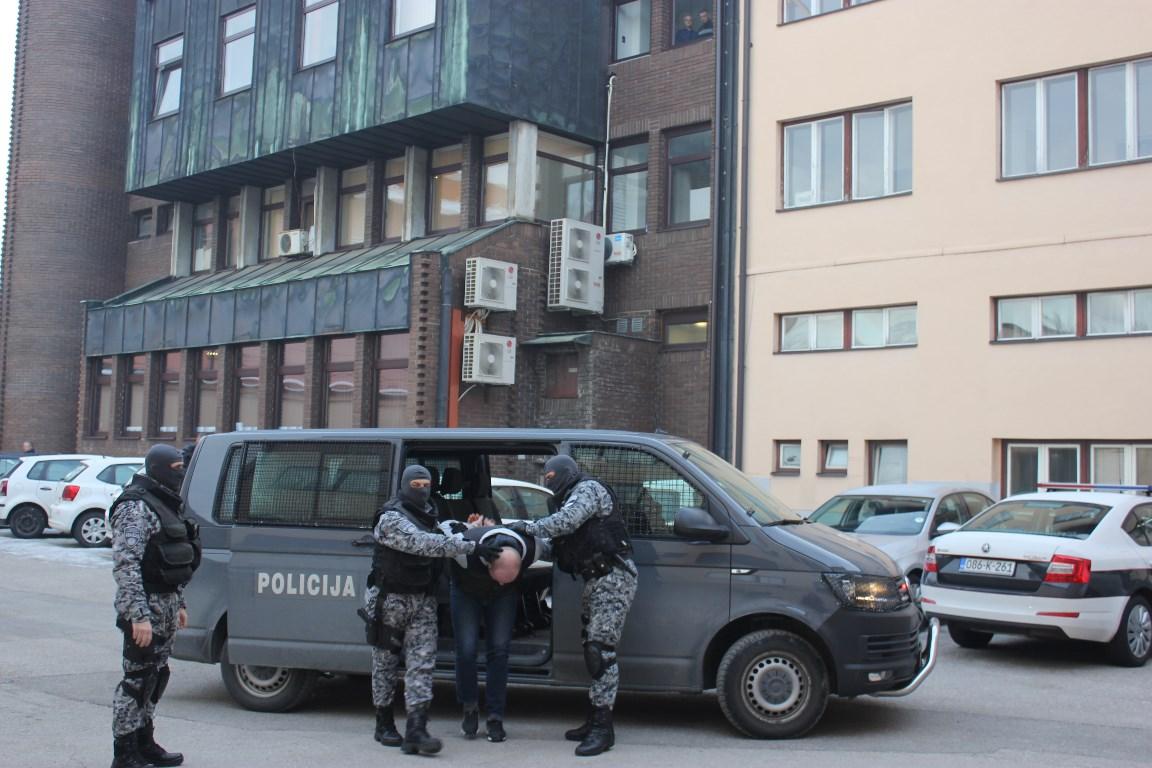 Policija privodi osumnjičene za razbojništvo - Avaz
