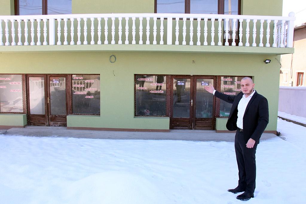 Rusmir Isak ispred kuće u kojoj će biti smještene ambulanta i apoteka - Avaz