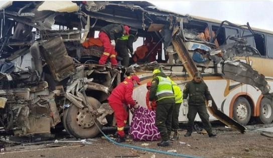 U sudaru dva autobusa poginulo najmanje 22 osobe