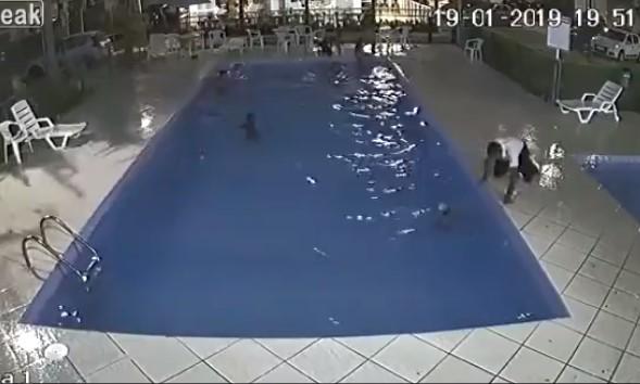 Brazil: Uposlenik na bazenu spasio dječaka od utapanja - Avaz