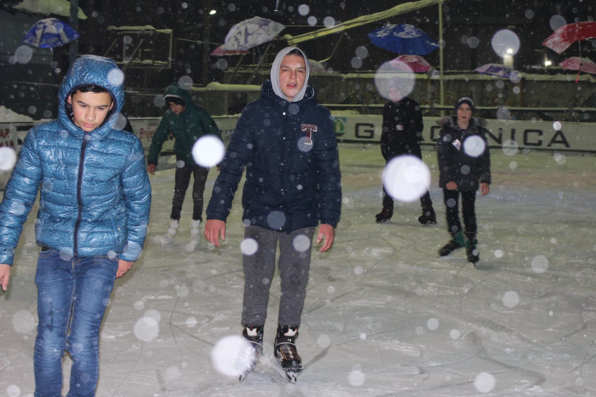 Uz minuse i gust, suh snijeg, djeca uživaju na klizalištu - Avaz