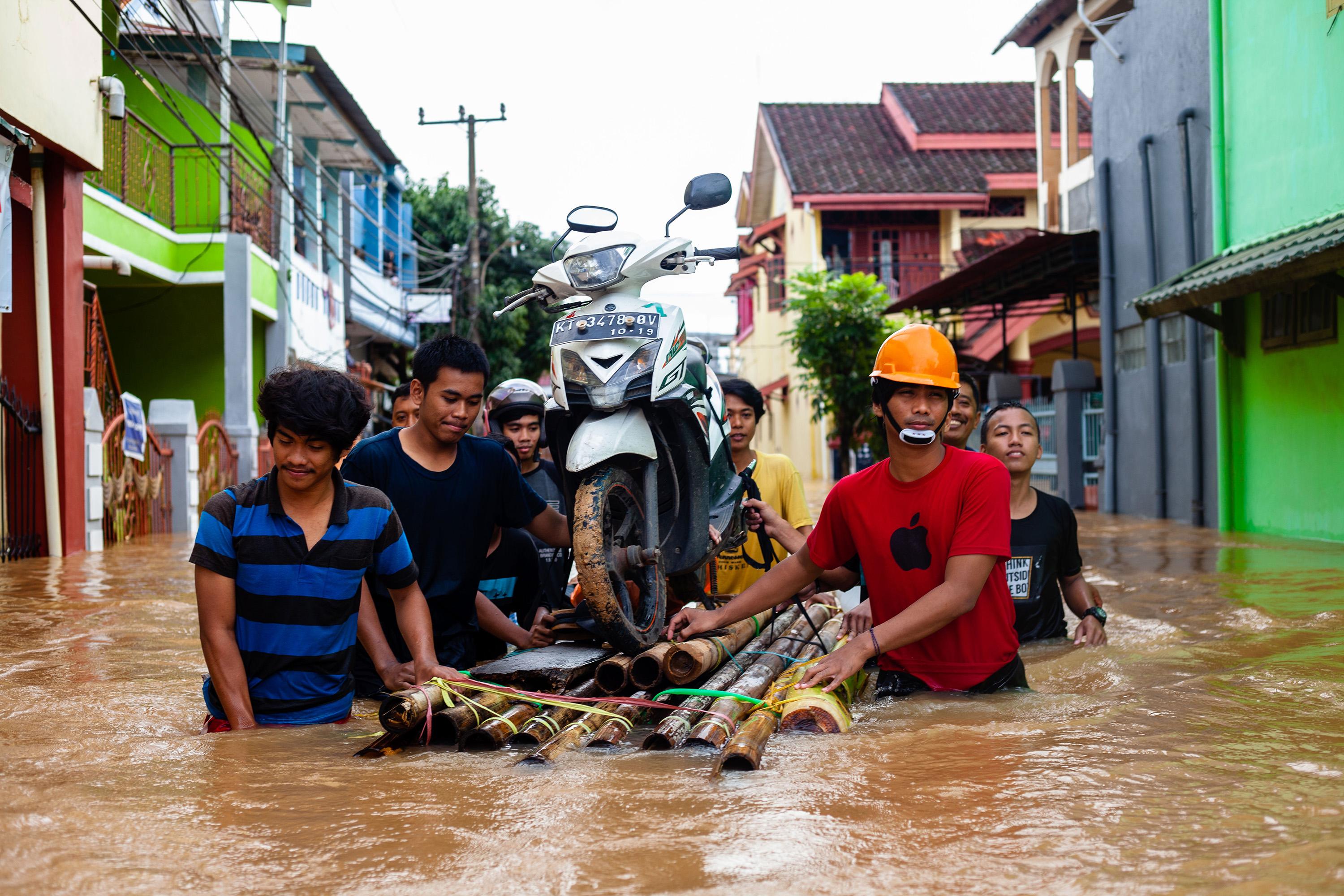 Indonezija: Zbog poplava i klizišta evakuirane hiljade ljudi - Avaz