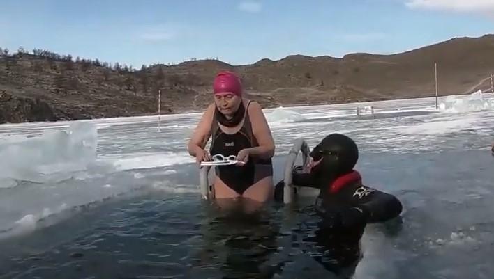 Pogledajte snimak kako je 77-godišnjakinja plivala i ronila u zaleđenom Bajkalskom jezeru