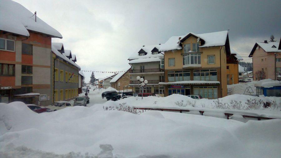 Općinske službe upozoravaju mještane da čiste snijeg sa krovova - Avaz