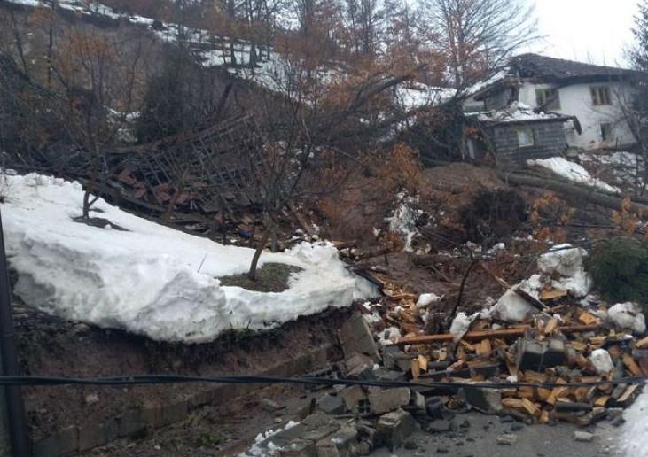 Uništena kuća na Borovoj Ravni - Avaz