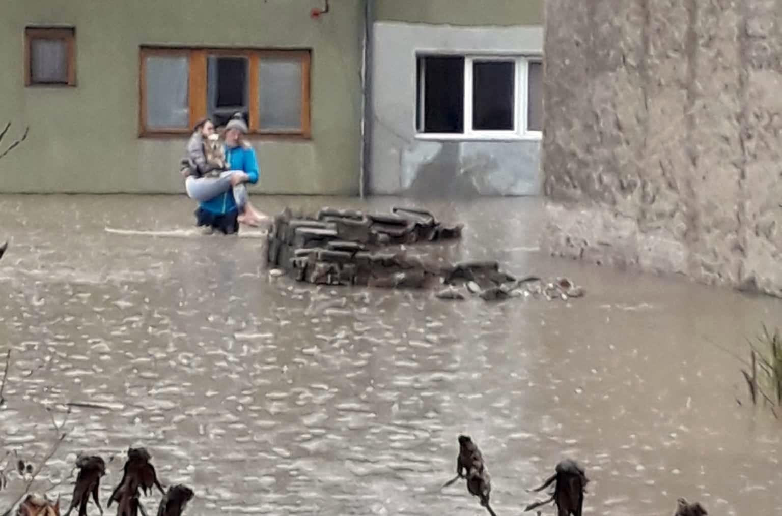 Scene evakuacije u zeničkom naselju Tetovo - Avaz