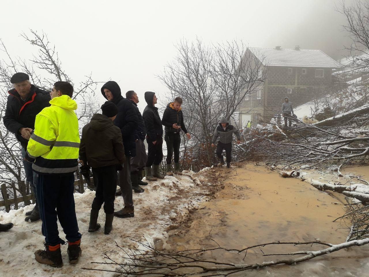 Pogledajte video iz sela Borova Ravan, gdje je klizište srušilo kuću