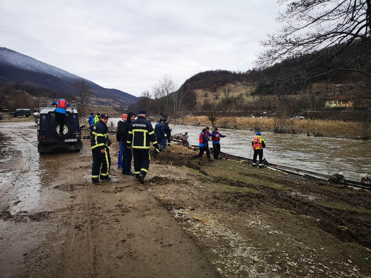 Pripadnici Federalne uprave civilne zaštite prebacili PTT instalacije preko rijeke Bosne u naselje Modrinje