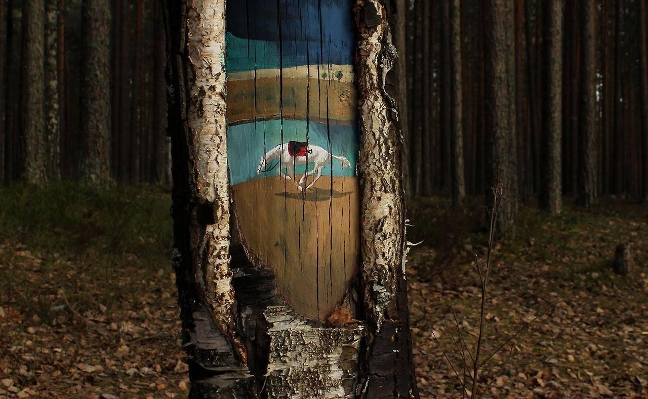 Ruska umjetnica oslikava drveće u parkovima i šumama