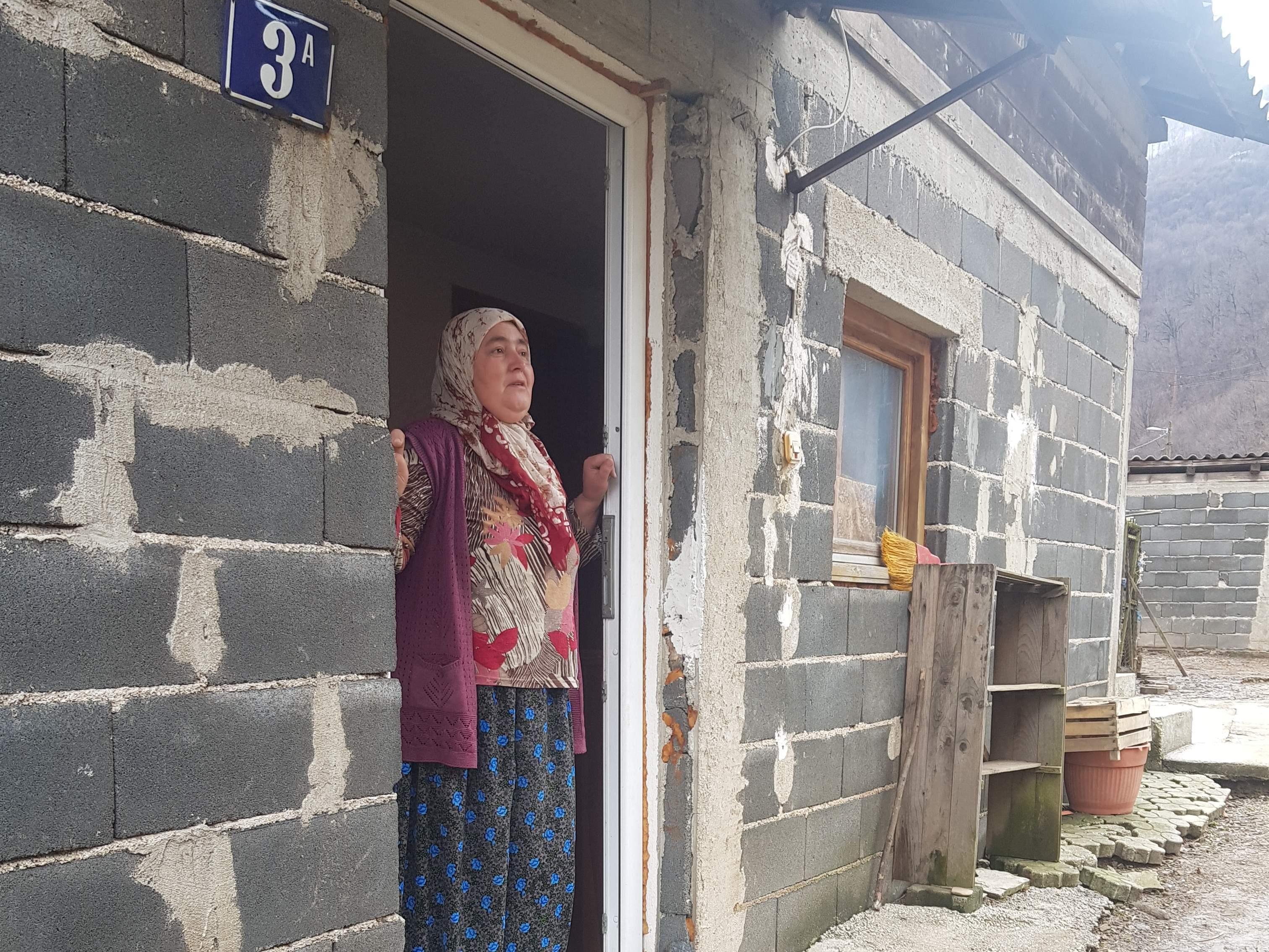 Uplakana majka Elvedina  Kozlić na pragu kuće - Avaz