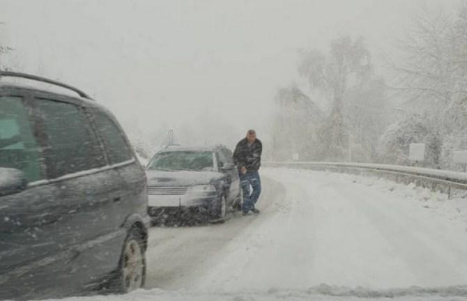 Novi snijeg pravi velike probleme: Saobraćajni kolaps na Komaru i u Bakićima, kamioni se popriječili i blokirali put
