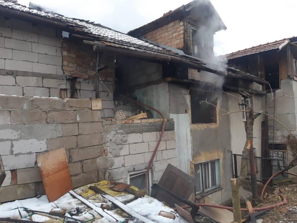 Ugašen požar na kući u naselju Moluhe, jedna osoba povrijeđena